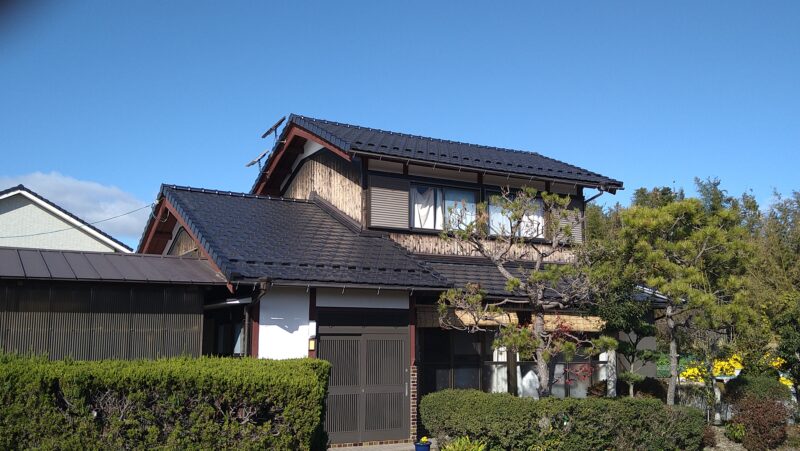 屋根工事　古民家の風格を守りながら、屋根葺き替えと耐震化で安心の住まい