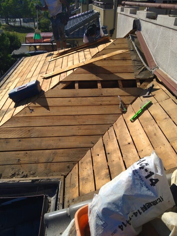 長雨に備える屋根修理