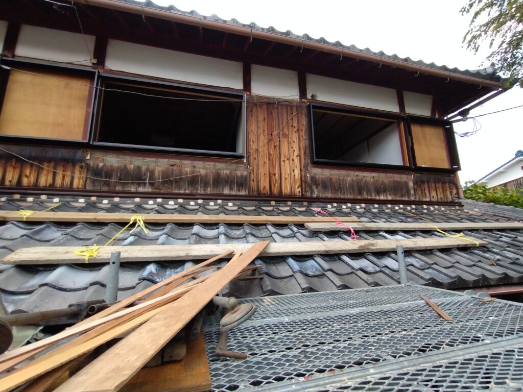 「どんな雨の日に起きるのか」**を覚えておくと