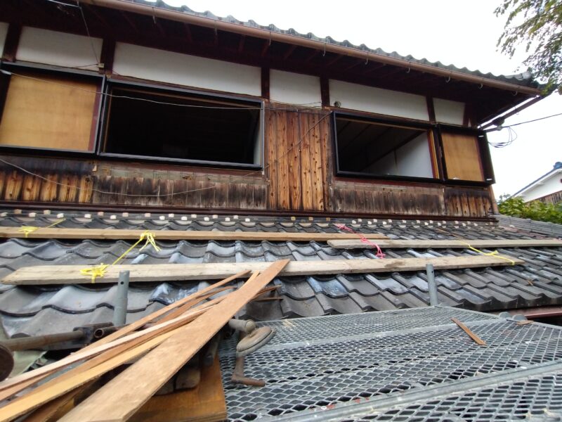 「どんな雨の日に起きるのか」**を覚えておくと